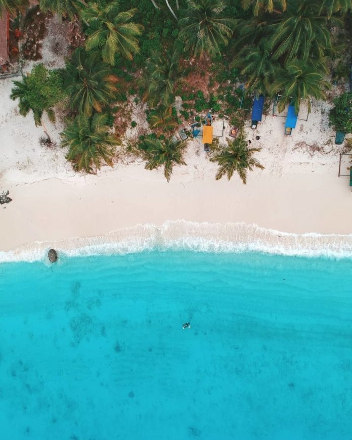 Aerial view of a tropical beach with clear water. nias, surga tersembunyi di samudra hindia - niasoke.com